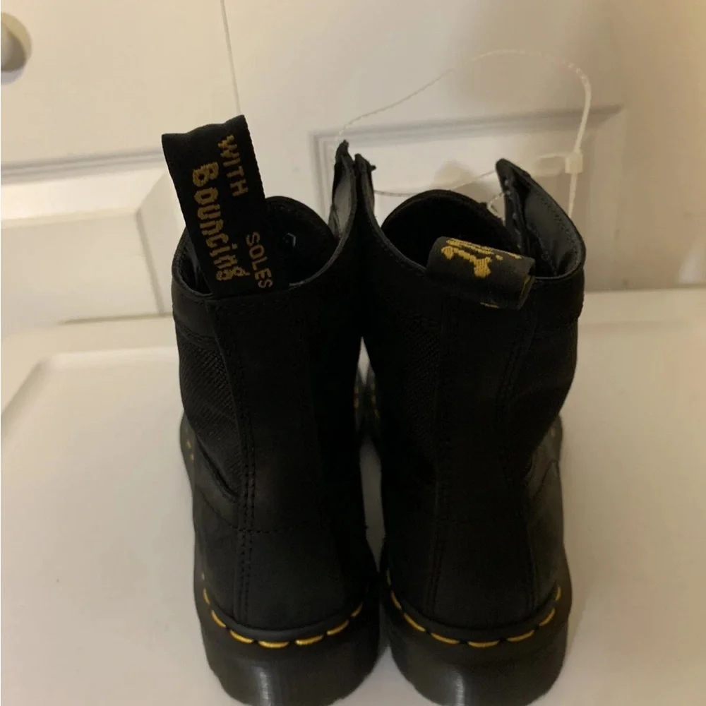 Dr. Martens mens sz 7M‎ Black Leather Boots with Yellow Stitching 1460 panel